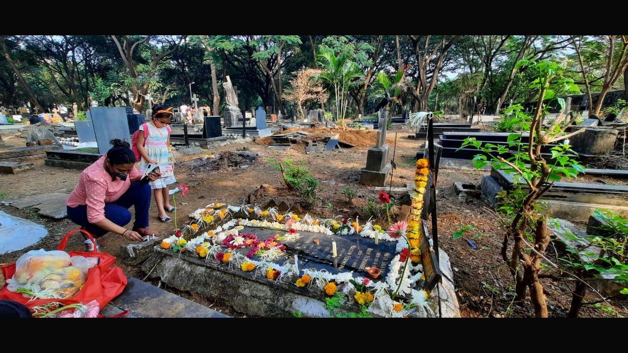Every year, All Souls’ Day is celebrated by Christians across the globe, right after All Saints’ Day.The faithful lit candles at the Sewri cemetery to mark the day.  Photo: Pradeep Dhivar/Mid-day